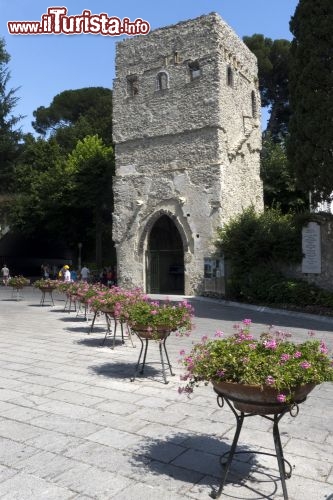 Immagine La Torre a Ravello (Campania). Qui si trovano i giardini di Villa Rufolo, che offrono uno spettacolare belvedere sul golfo di Amalfi - © Robbie Taylor / Shutterstock.com