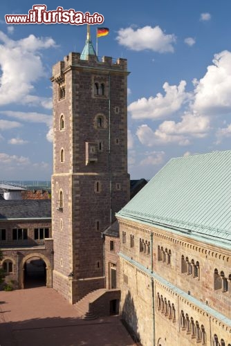 Immagine La grande torre del Castello di Wartburg in Turingia, il land della Germania centro-orientale - © bluecrayola / Shutterstock.com