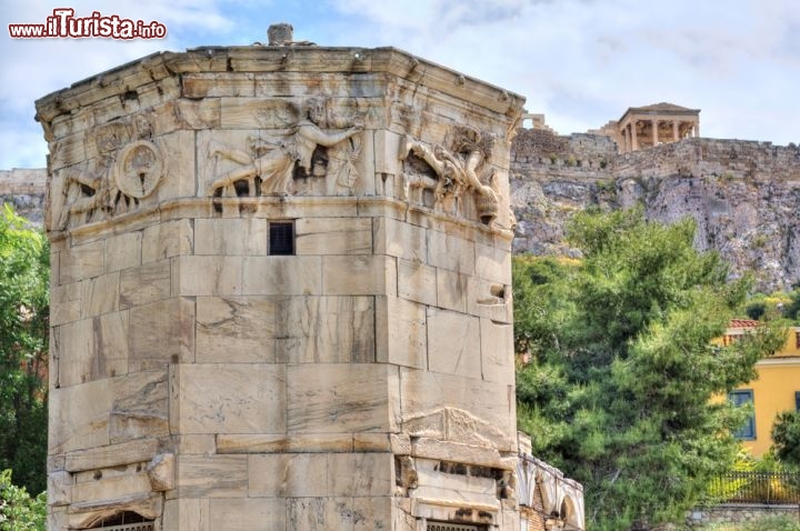 Immagine La Torre dei Venti, Atene. Si trova vicino ai Bagni di Aeridon e rimane in posizione ribassata rispetto all'Acropoli. E' conosciuta con il nome di Horologion, dato che fungeva da orologio ad acqua, calendario solare e rosa dei venti. Ogni faccia della torre accoglie un rilievo in cui viene raffigurato un diverso tipo di vento rappresentato da una divinità - © Brigida Soriano / Shutterstock.com