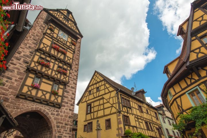 Immagine Torre del Dolder e case storiche a Riquewihr, Francia - Nonostante l'intero borgo sia caratterizzato da un fascino particolare, simbolo indiscusso di Riquewihr è il Dolder, struttura medievale in pietra che funge da porta d'accesso, torre campanaria e torre di guardia. Al suo interno si trovano i locali del Museo di Storia Locale. Altrettanto tipici in città sono gli edifici a graticcio caratteristici dell'Europa centrale © J. Marijs / Shutterstock.com