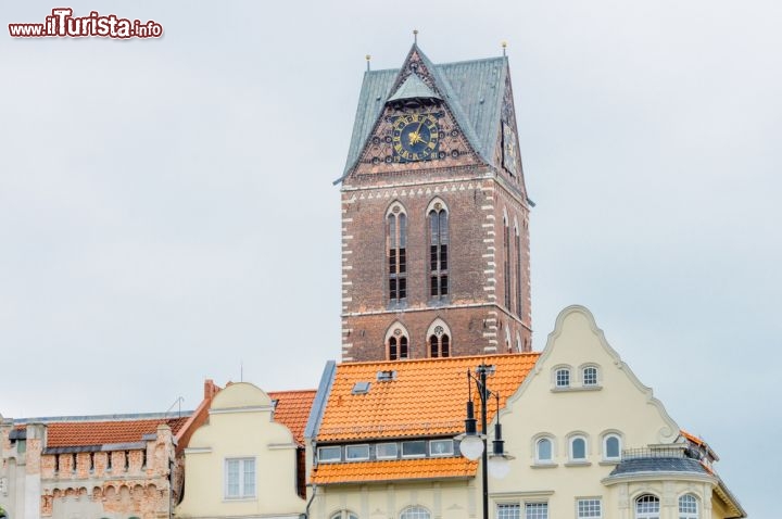 Immagine Torre della Marienkirche in centro a Wismar, la città anseatica del nord della Germania, sul mar Baltico - © Tony Moran / Shutterstock.com