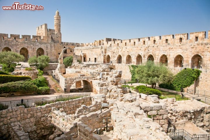 Immagine La Torre di Davide si trova a Gerusalemme accanto alla Porta di Giaffa, uno degli antichi ingressi alla città vecchia.Si chiama così perché i bizantini credevano fosse il luogo in cui sorgeva il Palazzo del Re David, ma la verità è che l'edificio fu costruito nel II secolo a.C. per scopi militari di difesa, diversi secoli dopo la tradizionale datazione biblica del Regno di Davide. Oggi ospita il Museo della Torre di Davide, che ripercorre la storia di Gerusalemme attraverso reperti e documenti, e tutta la cittadella è un interessante sito archeologico - © Aleksandar Todorovic / Shutterstock.com