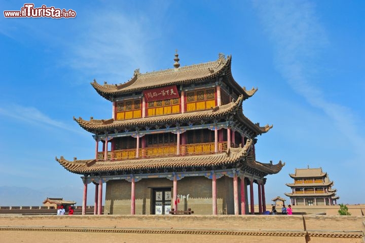 Immagine Torre di Guardia al Jiayuguan Pass. Si trova a circa 6 chilometri ad ovest della città ed è un forte che presidiava l'inizo della Grande Muraglia Cinese. Qui trovate anche un interessante museo, The Great Wall Museum - © totophotos / Shutterstock.com