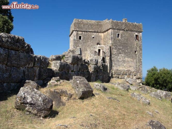 Immagine Torre di Ragios, si trova vicino alla città costiera di Igoumenitza, il terzo porto della Grecia - © ollirg / Shutterstock.com