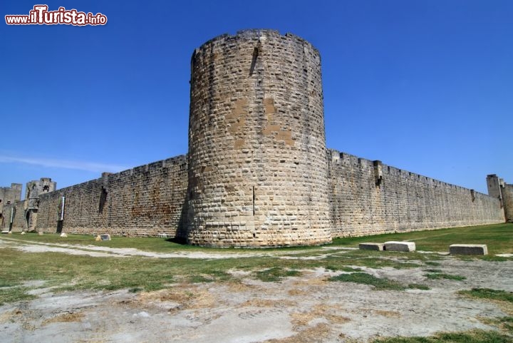 Immagine Torre di guardia delle mura di Aigues Mortes, Provenza - E' uno degli esempi più importanti e completi dell'architettura militare del XIII° secolo. La cinta fortificata di Aigues Mortes, famoso borgo medievale francese, ha pianta quadrilatera di circa 500x300 metri aperta da 10 porte, cinque delle quali fiancheggiate da torri cilindriche e da altre merlate © Claudio Giovanni Colombo / Shutterstock.com
