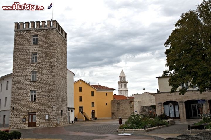 Immagine La torre nel centro storico di Novi Vinodolski, Croazia - L'anima della città di Novi Vinodolski è rappresentata non solo dalle sue spiagge e dall'incantevole mare su cui si affaccia ma anche dalla sua eredità culturale: a meritare una visita sono la cattedrale, il castello di Frankopan con la sua bella torre e il centro storico che ne fanno una fra le più suggestive località croate © Matyas Arvai / Shutterstock.com