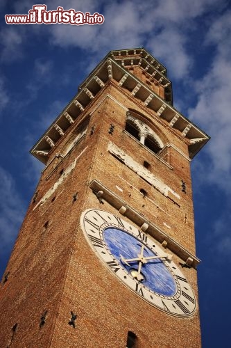 Immagine La Torre Bissara, detta anche Torre di Piazza, coi suoi 82 metri di altezza svetta sugli altri edifici di Vicenza. Costruita in mattoni rossi e dotata di un grande orologio, sorge accanto alla famosa Basilica Palladiana - © Balic Dalibor / Shutterstock.com