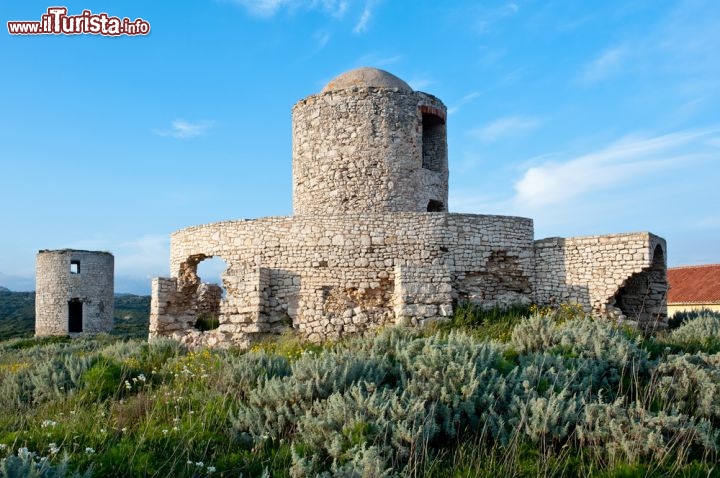 Immagine Una delle torri medievali nei pressi di Bonifacio, nel Sud della Corsica. Le torri di avvistamento e di difesa servirono sin dall'antichità per sorvegliare la costa e avvistare i nemici in avvicinamento via mare - © pcruciatti / Shutterstock.com