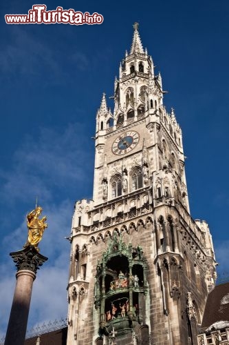 Immagine La Torre dell'Orologio (Rathaus-Glockenspiel) a Monaco di Baviera: si trova nel palazzo del Municipio Nuovo (Neues Rathaus) che si trova nella centralissima Marienplatz  - © Patrick Wang / Shutterstock.com