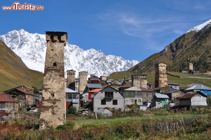 Immagine Le torri di Ushguli, la meraviglia dello Svaneti. Sullo sfondo il Monte Shkhara, con 5.068 m la vetta più alta della Georgia