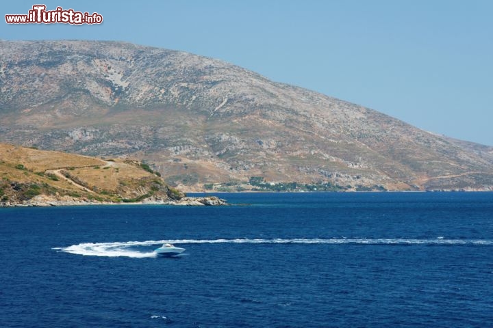 Immagine Tour in barca alle Sporadi: qui siamo intorno all'Isola di Skyros (Skiros) una delle più famose della Grecia, sia per le numerose spiagge che per la piacevole e trasgressiva vita notturna - © Dimitrios Rizopoulos / Shutterstock.com
