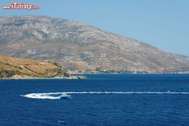 Immagine Tour in barca alle Sporadi: qui siamo intorno all'Isola di Skyros (Skiros) una delle più famose della Grecia, sia per le numerose spiagge che per la piacevole e trasgressiva vita notturna - © Dimitrios Rizopoulos / Shutterstock.com