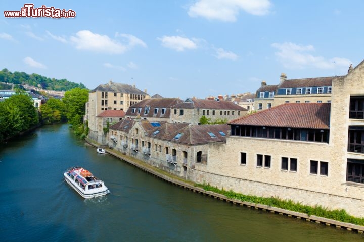 Immagine Tour in barca sul fiume Cam a Cambridge, Inghilterra - Affluente del Great Ouse, il fiume Cam collega Cambridge con il Mare del Nord a King's Lynn a circa 65 km. Nel 1702 venne fondata un'associazione - Conservators of the River Cam - con l'obiettivo di mantenere il fiume navigabile: il tratto tra Jesus Lock e Mill Pond è il più apprezzato dai tanti turisti che percorrono il Cam con un tour in barca per ammirare i numerosi college della città  © Cedric Weber / shutterstock.com