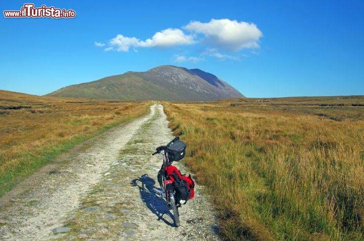 Immagine Tour in bicicletta, Achill Island - Per gli appassionati delle due ruote l'Irlanda offre percorsi naturalistici da affrontare in tutta sicurezza per andare alla scoperta delle bellezze paesaggistiche con un occhio decisamente eco sostenibile. Achill Island non è certo da meno: sull'isola, rivolgendosi agli uffici del turismo, si può infatti scegliere di percorrere sentieri adatti alle vacanze e ai soggiorni ciclo turistici © Bildagentur Zoonar GmbH / Shutterstock.com