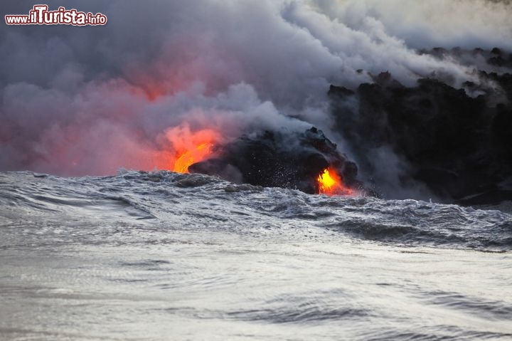 Immagine Il Parco Nazionale dei Vulcani delle Hawaii è Riserva della Biosfera ed è stato dichiarato Patrimonio dell'Umanità dall'UNESCO nel 1987. Lo si può visitare in barca, per ammirare lo spettacolo della lava, del fuoco e del fumo che incontrano le onde dell'oceano. Il parco si estende per 1348 kmq e comprende vari paesaggi, dalle nude coste rocciose alle cime dei vulcani come il Mauna Loa, alto 4.169 m - © Tor Johnson / www.hvcb.org