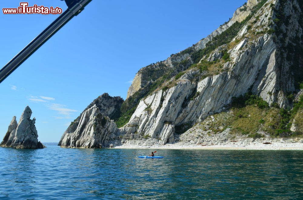 Immagine Tour in barca sulla Riviera del Conero: gli scogli delle Due Sorelle