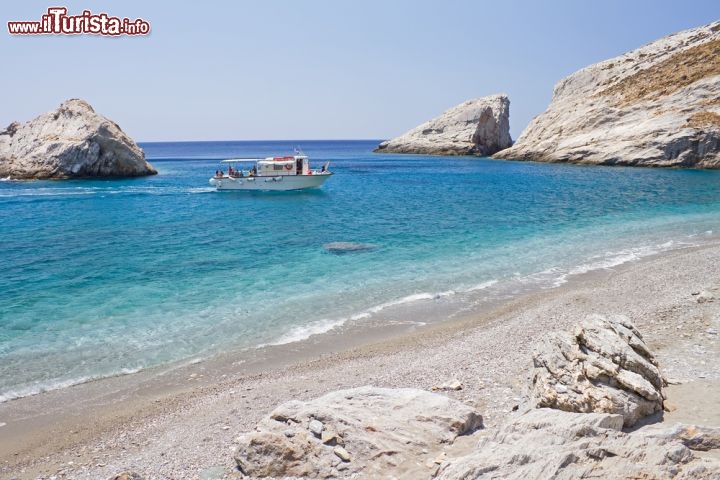 Immagine Tour in barca tra le spiagge di Folegandros. Arcipelago delle cicladi, Grecia - © Georgios Alexandris / Shutterstock.com