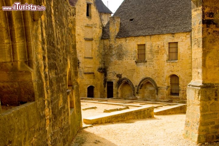 Immagine Tour tra le strade di Sarlat-la-Caneda il tipico borgo della Francia occidentale - © sinephot / Shutterstock.com