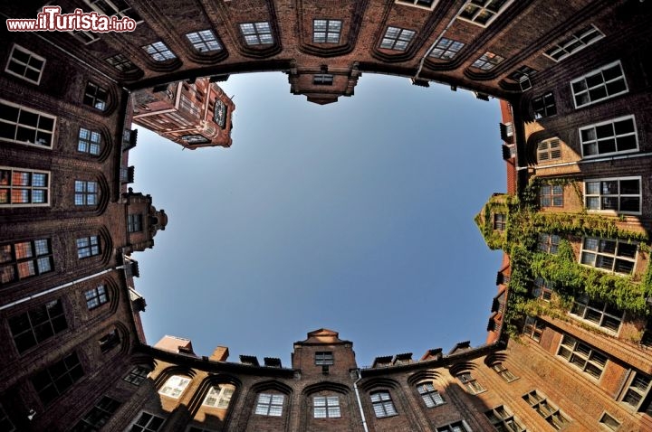 Immagine L'interno del Municipio (Town hall) nel centro di Turonia, la Torun della Polonia - © whitelook / Shutterstock.com