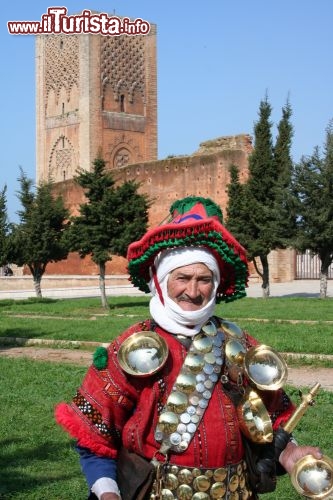 Immagine Venditore di acqua a Rabat: nella capitale del Marocco non è raro vedere questi personaggi vestiti con abiti tradizionali aggirarsi nelle strade del centro con il tipico copricapo e le scodelle appese al corpo - © Styve Reineck / Shutterstock.com 