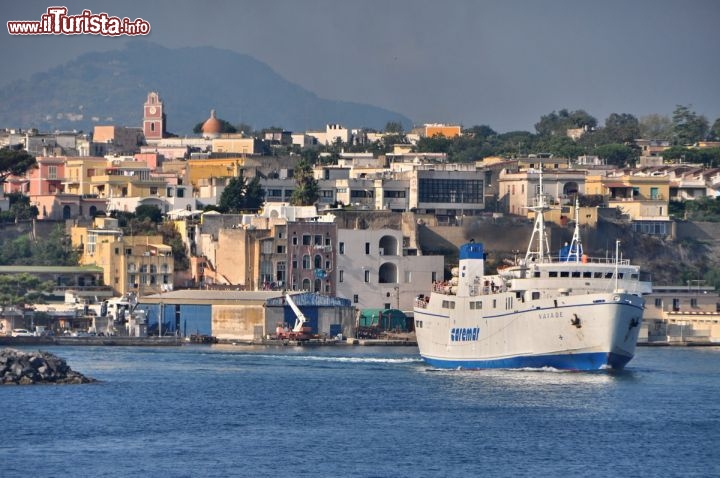 Immagine Traghetto in partenza da Procida Caremar, sulla rotta Ischia Pozzuoli