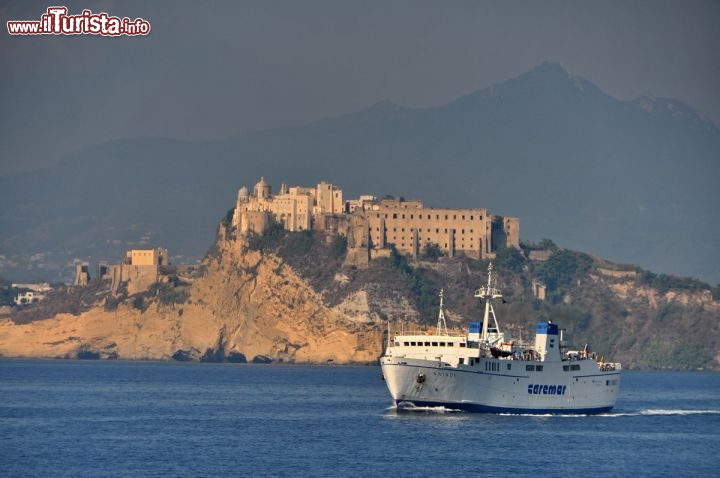 Immagine Traghetto caremar davanti a Procida,  sullo sfondo il borgo di Terra Murata, e più indietro il monte Epomeo di Ischia 