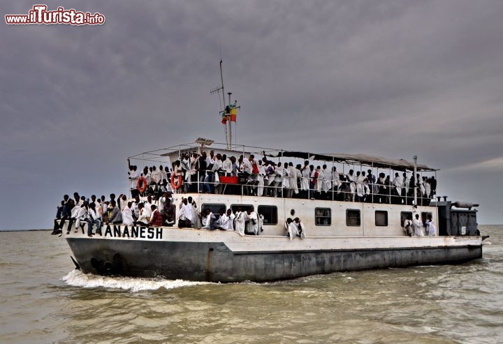 Immagine Traghetto sul lago Tana con fedeli che rientrano dalla messa nei monasteri