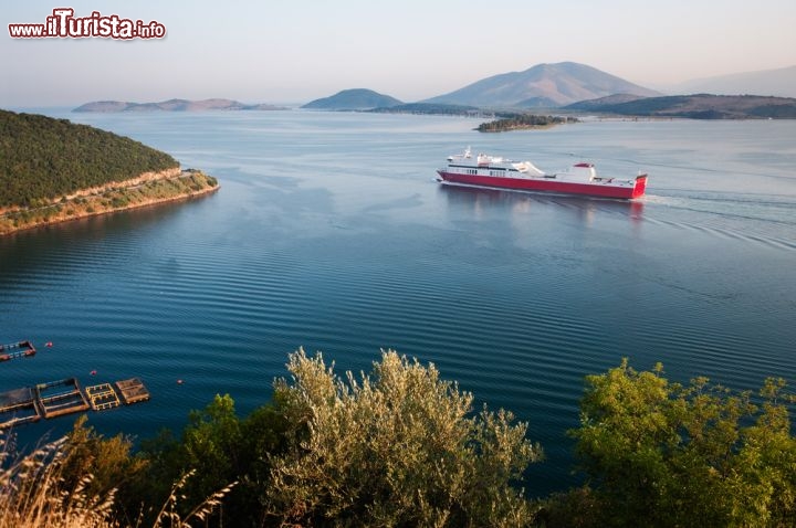 Immagine Traghetto per la grecia da Ancona, in arrivo nel porto di Igoumenitsa, il principale dell'Epiro, il terzo per importanza della Grecia - © ollirg / Shutterstock.com