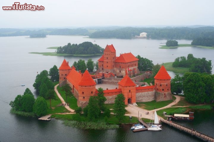 Immagine Trakai, Lituania: vista aerea del Castello dell'Isola. Il Parco Storico Nazionale di Trakai vuole conservare questo magnifico ambiente che si sviluppa tra una serie di laghi ed isolette, dominati dal castello gotico, caratteristico per i suoi mattoni rossi - © Meoita / Shutterstock.com