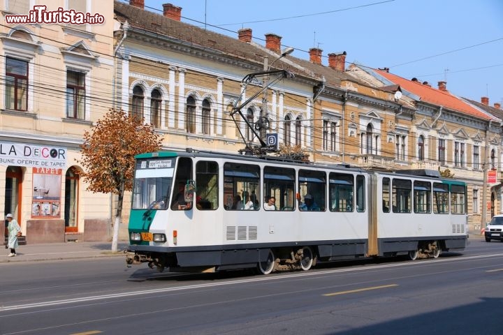 Immagine Tram a Cluj Napoca, Romania - In città il servizio di trasporto urbano è affidato alla Ratuc, Regia Autonoma de Transport Urban de Calatori, che gestisce autobus, tramvie e filovie che operano su un percorso di circa 500 chilometri sul totale di 700 km della rete stradale cittadina © Tupungato / Shutterstock.com