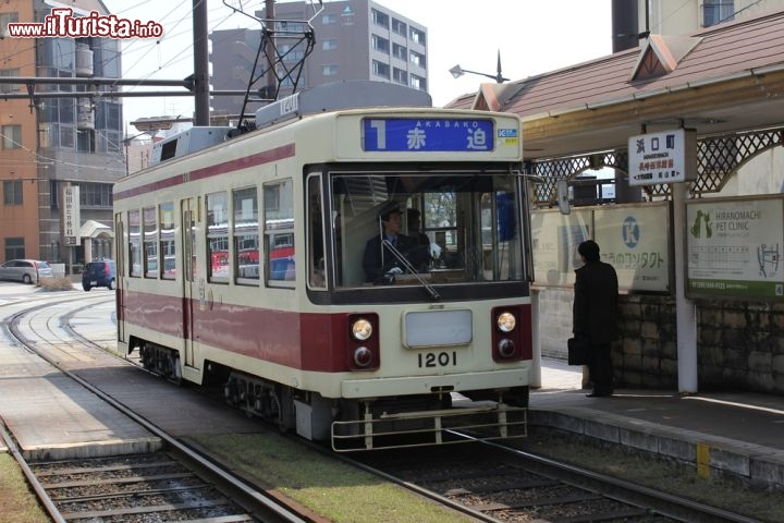 Immagine Nel centro di Nagasaki un bus della storica compagnia Denki Kido - © Paolo Gianti / Shutterstock.com