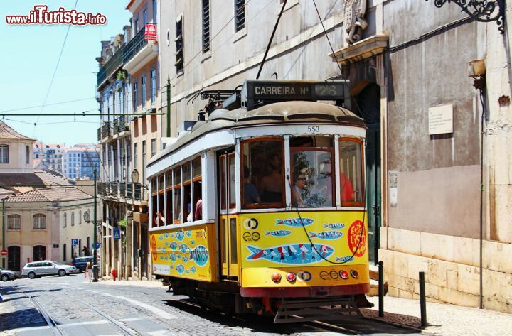 Immagine Un tram di Lisbona decorato con le immancabili sardine per le feste dei Santi Popolari che si svolgono nel mese di giugno: l'intera città, con i suoi arredi urbani, i mezzi pubblici e persino gli edifici, si addobba di tutto punto con striscioni colorati e decorazioni di ogni genere per accogliere al meglio l'arrivo dei turisti - 144560780