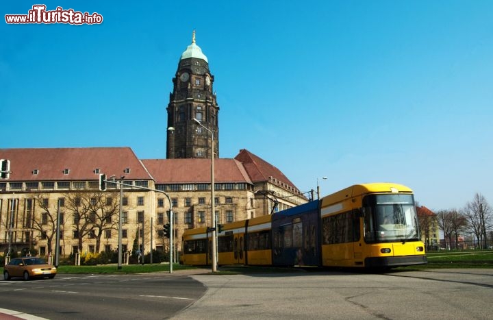 Immagine Tram in centro a Dresda, il trasporto pubblico (metro compresa) è molto efficiente a Dresda (Sassonia) come del resto in tutta la Germania - © Nata Sdobnikova / Shutterstock.com