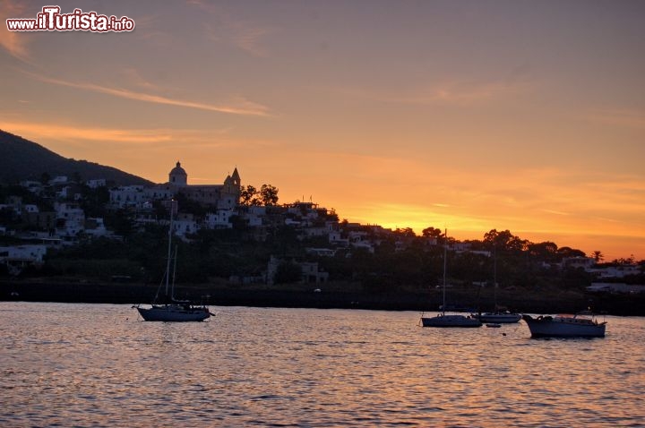 Immagine Tramonto isola Stromboli, Eolie. Le escursioni in barca portano i turisti all'imbrunire a vedere le esplosioni del vulcano al largo della Sciara del Fuoco.