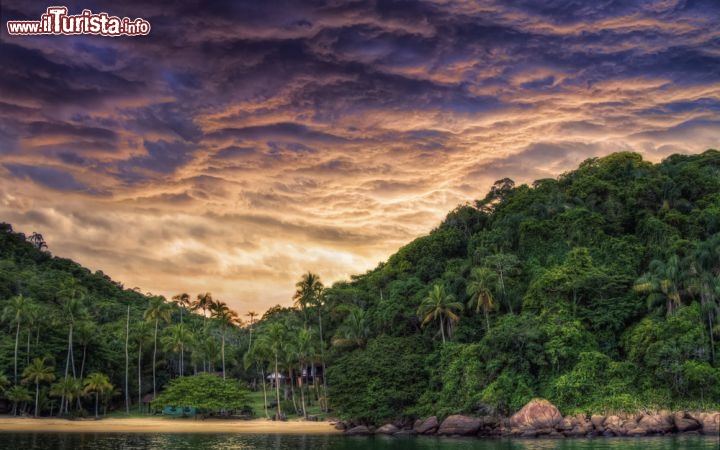 Immagine Un tramonto infuocato sulla spiaggia di Angra dos Reis, uno degli arenili più famosi del Brasile, nello stato di Rio de Janeiro - © AJancso Shutterstock.com