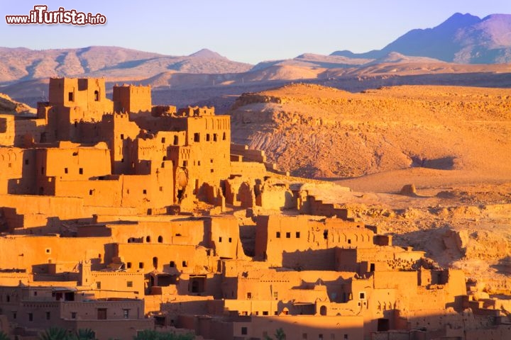 Immagine Tramonto sull'Atlante con vista della Kasbah fortificata di Ait Benhaddou in Marocco - © Boris Stroujko / Shutterstock.com