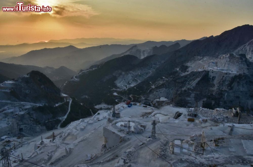 Immagine Tramonto alle Cave di  marmo a Carrara, sulle Alpi Apuane