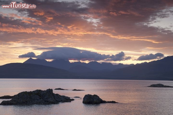 Immagine Isola di Skye al tramonto: sullo sfondo le Cuillin Hills, anche chiamate semplicemente The Cuillins, che sono le vette più spettacolari di questa isola della Scozia che fa parte del gruppo delle Ebridi interne - © Kevin George / Shutterstock.com