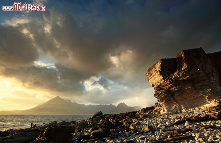 Immagine Il tramonto visto da Elgol, sull'isola di Skye in Scozia. Sullo sfondo le Cuillin Hills, una piccola catena montuosa dal profilo aguzzo che sfiora i 1000 emtri di quota ed è molto apprezzata dagli escursionisti e appassionati di trekking - © Grant Glendinning / Shutterstock.com