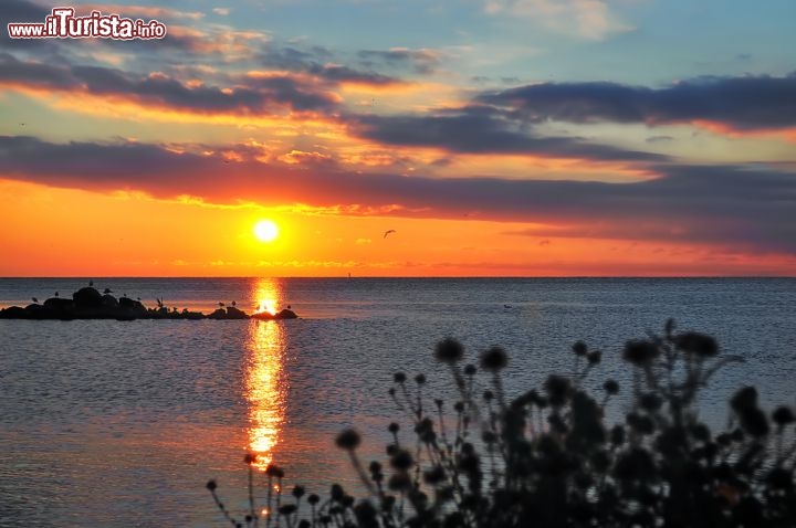 Immagine Tramonto sul Mar Nero, fotografato dalla  città di Costanza in Romania - © Saikom / Shutterstock.com