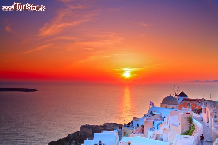 Immagine Tramonto da Oia, punta nord dell'isola di Santorini. Saimo nell'arcipelago delle isole Cicladi meridionali nel mare Egeo della Grecia - © Ljupco Smokovski / Shutterstock.com