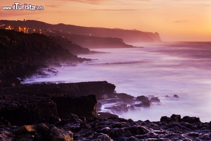 Immagine Tramonto a Azenhas do Mar, il borgo a picco sull'Oceano Atlantico del Portogallo - © Andre Goncalves / shutterstock.com