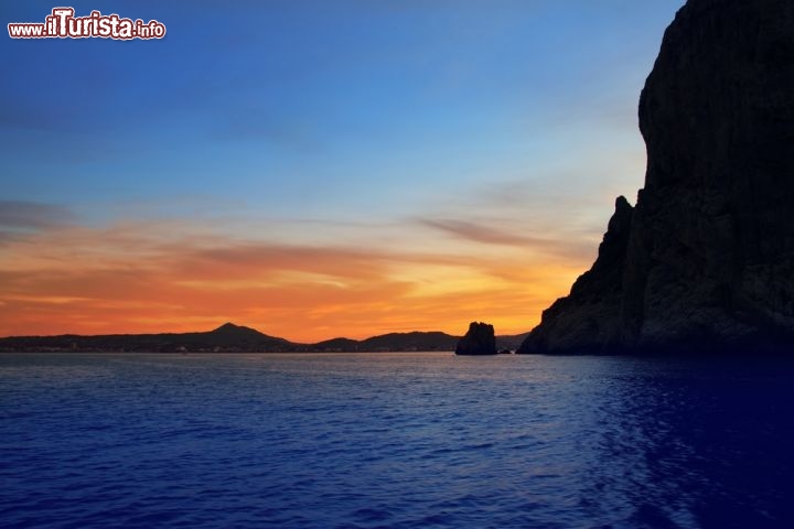 Immagine Tramonto spettacolare a Capo Sant Antonio, che si trova lungo la Costa Blanca nei pressi di Denia, in Spagna - © holbox / Shutterstock.com