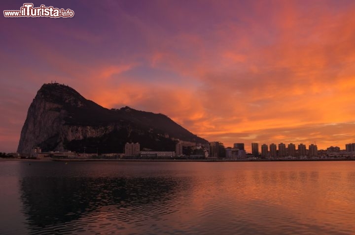 Immagine Tramonto infuocato sulla spiaggia di Gibilterra, al confine con l'Andalusia, sud della Spagna - © fabferro / Shutterstock.com