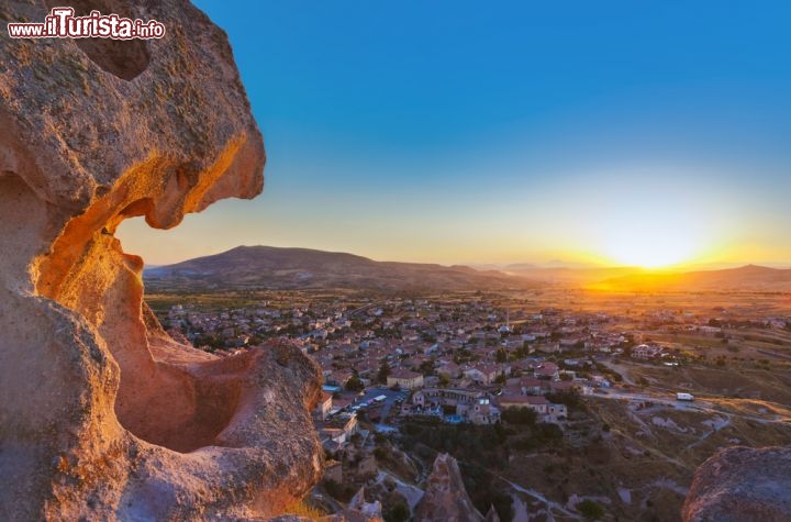 Immagine Tramonto a Goreme tra le rocce e colline della Cappadocia, in Turchia. Qui si trova il Parco Nazionale di Goreme, che già nel 1985 venne inserito tra i patrimoni Mondiali dell'Umanità. La zona era già abitata ai tempi dei romani e poi divenne centro importante per la cristianità, con molte chiese rupestri presenti in zona - © Tatiana Popova / Shutterstock.com