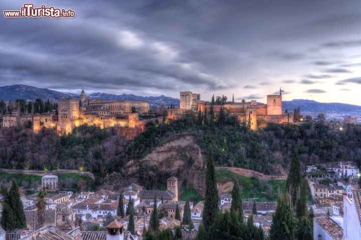 Immagine Tramonto a Granada con Alhambra e Sierra Nevada sullo sfondo - © Procy / Shutterstock.com