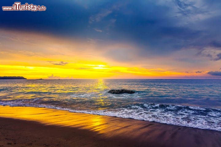 Immagine Tramonto a Khao Lak nel Mar delle Andamane, ovest della Thailandia - © Muzhik / Shutterstock.com