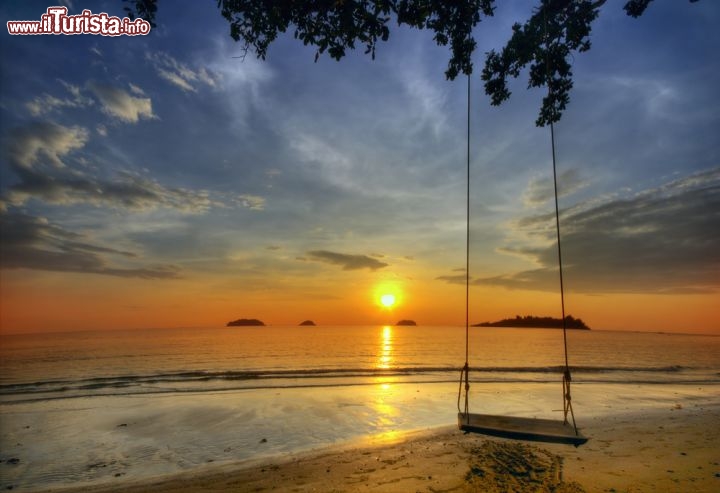Immagine Tramonto a Kho Si Changm su una delle spiagge più spettacolari della Thailandia - © Kushch Dmitry / Shutterstock.com
