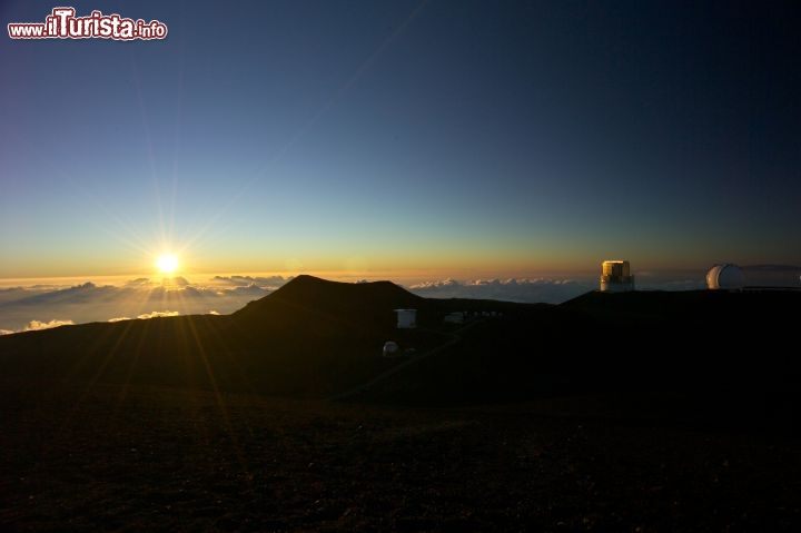 Immagine Il  profilo del Mauna Kea, sull'isola di Hawaii, nell'omonimo arcipelago del Pacifico: il vulcano è in stato di quiescenza e se lo si misura dal fondo dell'oceano raggiunge i 9.966 metri d'altezza, classificandosi come monte più alto del pianeta. Gigantesco e isolato, è perfetto per l'osservazione astronomica (ospita l'Osservatorio di Mauna Kea) ma è anche un luogo romantico ed estremamente suggestivo -  © Bivb / www.hvcb.org