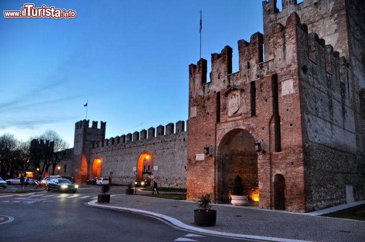 Immagine Tramonto a Soave, in fotografia l'ingresso sud al centro storico, la Porta Verona che si apre nella mura del Borgo